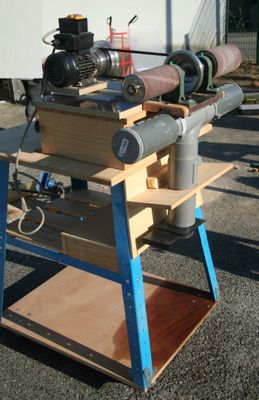 une machine posée sur une table