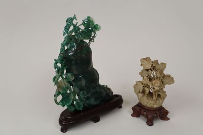 deux figurines assises l'une à côté de l'autre sur une table