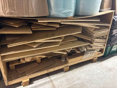 1 caisse d'environ 950 kg de parquet Prévoir enlèvement et m…