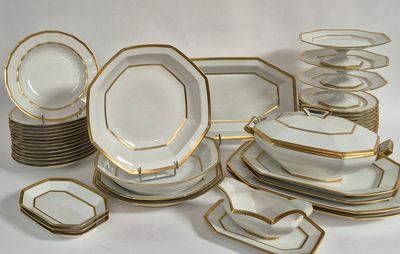 beaucoup d'assiettes et de bols sur la table