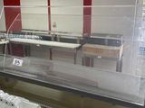 une vitrine en verre contenant du matériel électronique