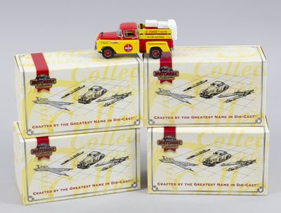 quatre boîtes sur lesquelles est posé un camion de pompiers miniature
