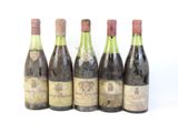 six bouteilles de vin sont alignées dans une rangée