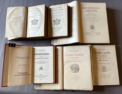 plusieurs livres ouverts empilés les uns sur les autres sur une table