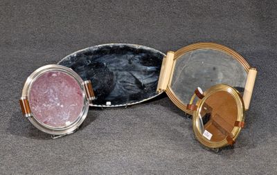 un petit miroir posé sur une table, à côté d'un autre petit miroir