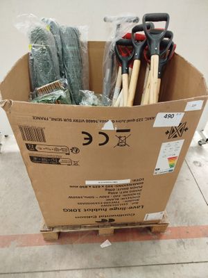 une boîte en carton contenant tout un tas d'outils de jardinage
