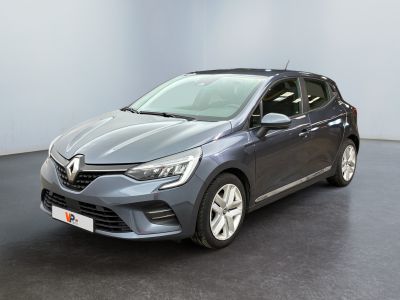 La voiture grise est garée dans une pièce au sol noir
