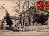une carte postale sur laquelle on voit deux personnes debout devant un bâtiment