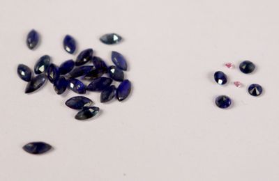 SAPHIRS. Lot de petites pierres totalisant 3.8 carats, compr…