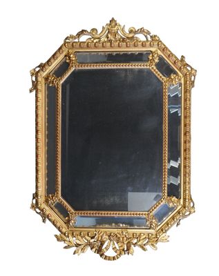 une image d'un miroir encadré d'or sur un fond blanc