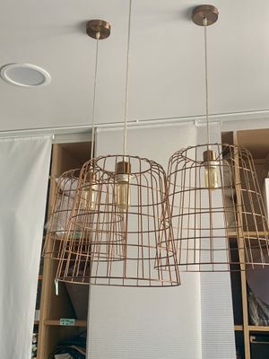 deux luminaires suspendus au plafond dans une pièce