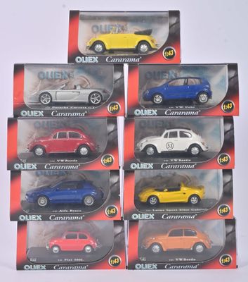 six petites voitures moulées sous pression, assorties, de couleurs et de tailles différentes
