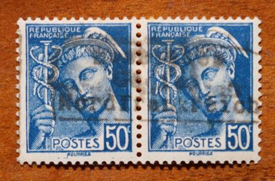 deux timbres-poste sur lesquels figurent un homme et une femme
