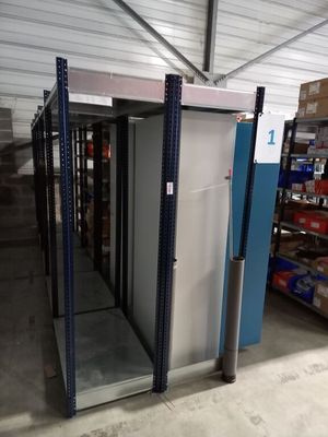 une photo d'un magasin dont la grande porte est ouverte