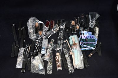 de nombreux objets posés sur une table noire