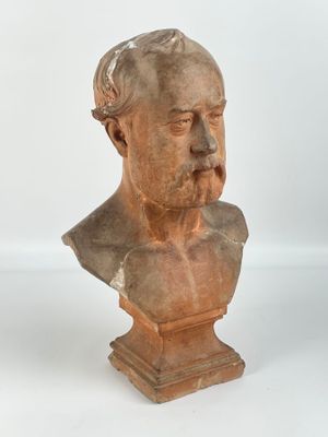 statue représentant le buste d'un homme barbu sur fond blanc