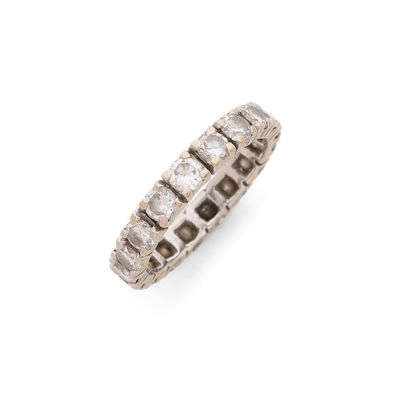 gros plan d'une bague en diamant sur fond blanc