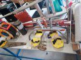 une table sur laquelle sont posés tout un tas d'outils