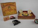une image représentant un ensemble d'objets, notamment une horloge, une boîte et d'autres objets