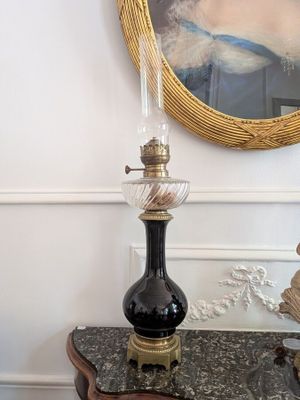 a lamp that is sitting on a table in front of a mirror