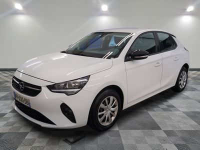 la voiture blanche est garée sur le sol à carreaux d'une pièce