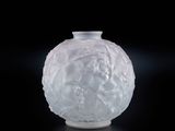 un vase blanc posé sur une surface noire