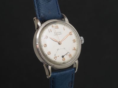 gros plan d'une montre-bracelet avec un bracelet bleu