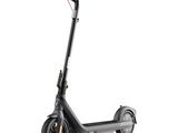 gros plan d'un scooter sur fond blanc