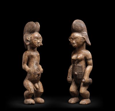 deux figures sculptées représentant un homme et une femme