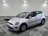 La Volkswagen e-Golf est garée dans une grande pièce au sol à carreaux.