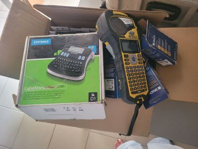 une boîte contenant un téléphone portable et une boîte contenant d'autres objets