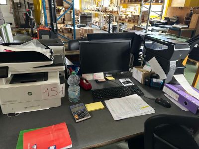 un bureau sur lequel se trouvent un ordinateur, une imprimante et d'autres fournitures de bureau