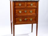 une petite commode en bois avec dessus en marbre