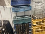 plusieurs caisses empilées dans une pièce