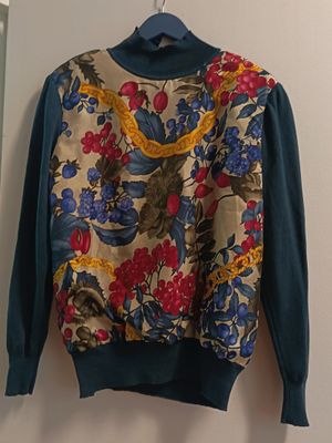 un pull accroché au mur d'une pièce