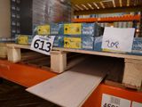 une palette chargée de cartons dans un entrepôt