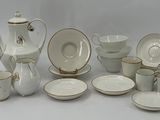 de nombreux types de cafetières et de tasses sur la table