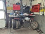 un garage avec beaucoup d'outils posés sur la table