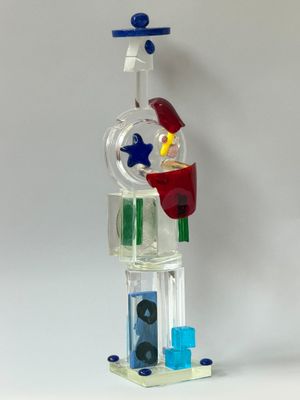 une sculpture en verre représentant un homme avec un poisson dans un bocal