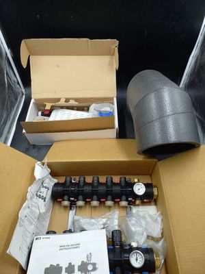 une boîte contenant tout un tas d'objets