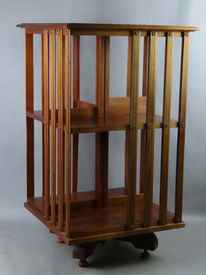 une vitrine en bois à quatre étagères, montée sur roulettes