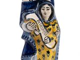 figurine en céramique représentant une femme tenant un bébé dans ses bras