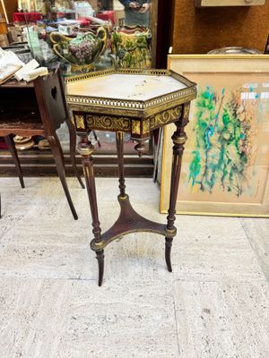 une petite table avec un plateau en marbre