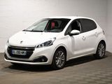 la petite voiture blanche est garée dans une pièce blanche