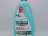 une bouteille de Saniti posée sur une surface blanche