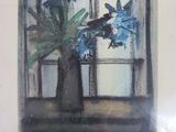 un tableau représentant un vase avec des fleurs bleues posé sur un rebord de fenêtre