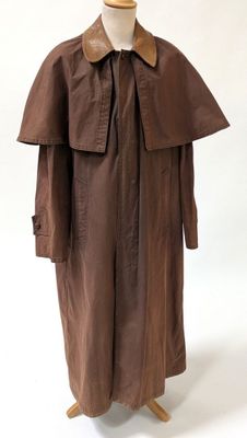 une photo d'un manteau marron sur un présentoir pour mannequin