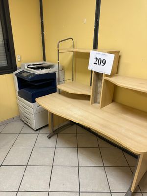 un bureau sur lequel se trouve une imprimante, dans un coin de la pièce