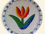 une photo d'une assiette décorative sur laquelle est peinte une fleur