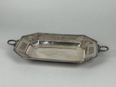 un plateau en argent muni d'une poignée et d'une autre poignée
